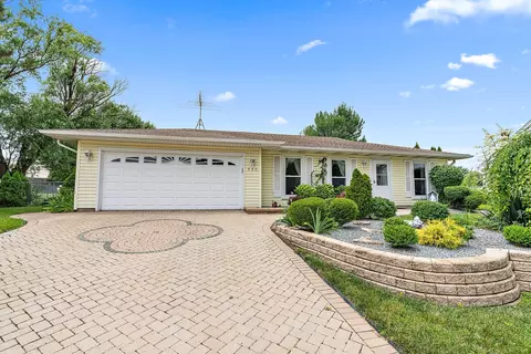 966 W Clearwater St, Roselle, IL 60172