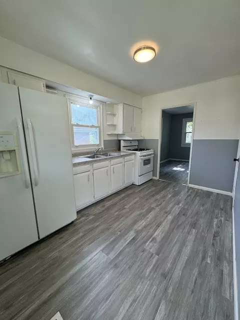 Kitchen - 650 N 10th Ave, Kankakee, IL 60901 photo 2 of 2