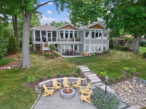 4112 W Lake Shore Dr, Wonder Lake, IL 60097