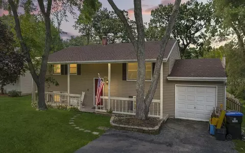 1708 W Oakleaf Dr, Johnsburg, IL 60051