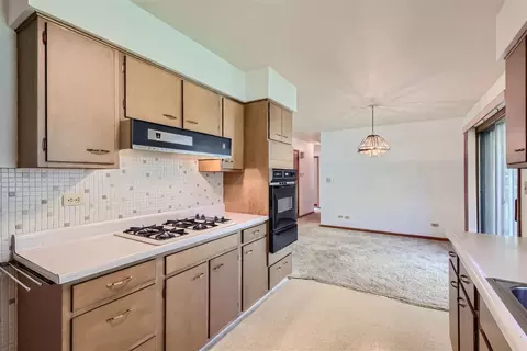 Kitchen - 190 Maureen Dr, Elgin, IL 60123 photo 2 of 2
