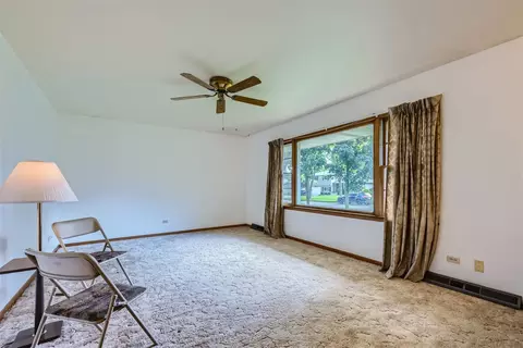 Living - 190 Maureen Dr, Elgin, IL 60123 photo 1 of 2