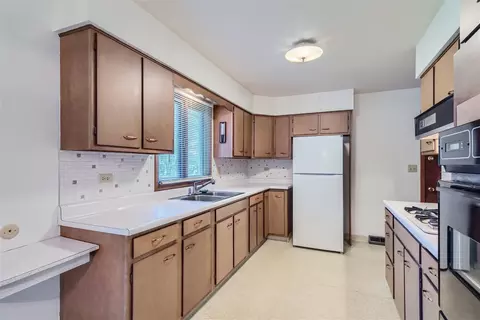 Kitchen - 190 Maureen Dr, Elgin, IL 60123 photo 1 of 2
