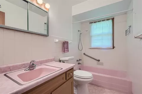 Bath - 190 Maureen Dr, Elgin, IL 60123 photo 2 of 2