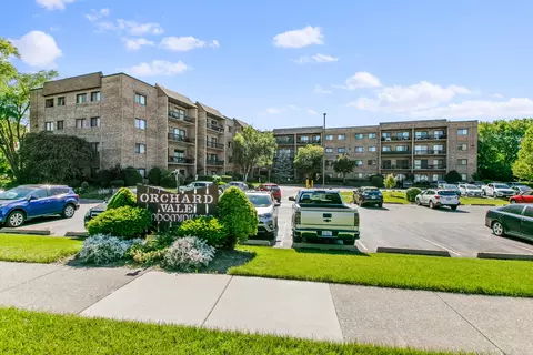 1400 N Elmhurst Rd #318, Mount Prospect, IL 60056