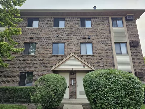 6 Parkside Ct #2, Vernon Hills, IL 60061