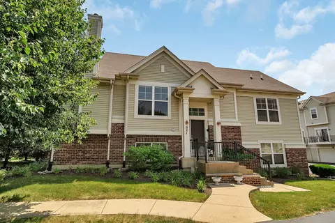 627 Grosvenor Ln, Aurora, IL 60504