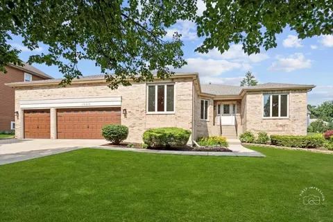 1050 Cherrywood Ln, West Chicago, IL 60185