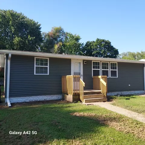 907 E Fairview Dr, Tuscola, IL 61953