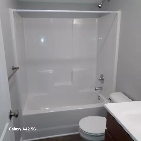 Bath - 907 E Fairview Dr, Tuscola, IL 61953 photo 1 of 2
