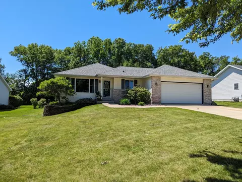 1671 W Canyon Dr, Freeport, IL 61032