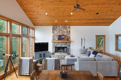 Living - 17-165 Lakeside Dr, Lanark, IL 61046 photo 2 of 9