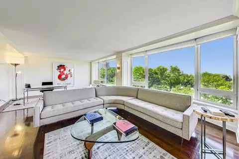 Living - Undisclosed, Chicago, IL 60610 photo 1 of 6