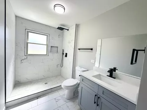 Bath - 3711 River Rd, Hazel Crest, IL 60429 photo 4 of 5