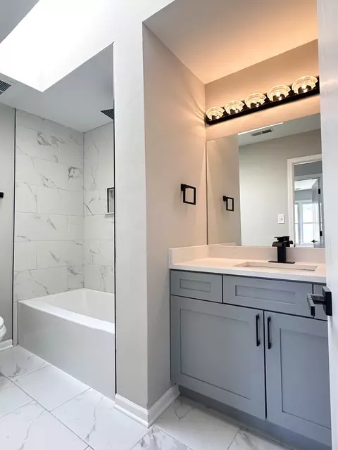 Bath - 3711 River Rd, Hazel Crest, IL 60429 photo 3 of 5
