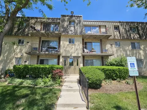 561 Fairway View Dr #3B, Wheeling, IL 60090