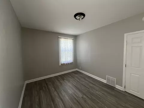 691 Sheridan Ave, Aurora, IL 60505 photo 4