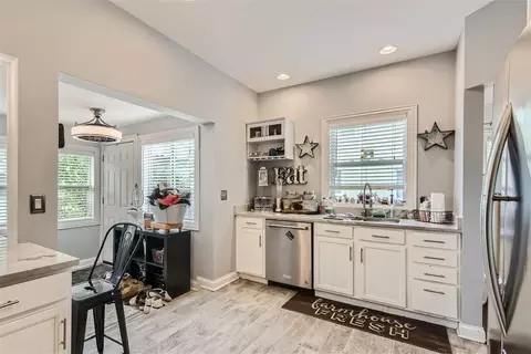 Kitchen - 249 Herrick Rd, Riverside, IL 60546 photo 2 of 3