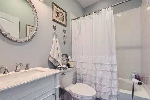 Bath - 249 Herrick Rd, Riverside, IL 60546 photo 1 of 3