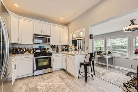 Kitchen - 249 Herrick Rd, Riverside, IL 60546 photo 1 of 3