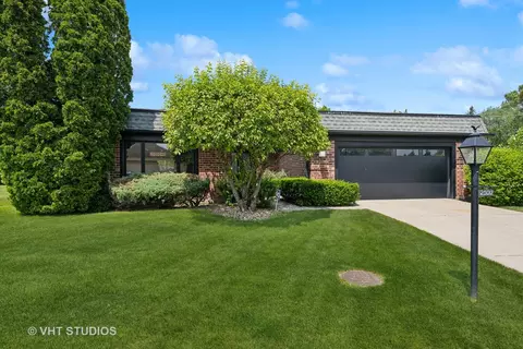 2500 Burgundy Ln, Northbrook, IL 60062