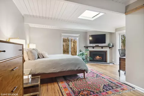 Bedroom - 2057 Old Willow Rd, Northfield, IL 60093 photo 1 of 5