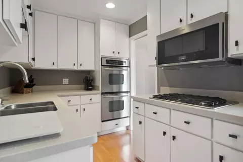 Kitchen - 2057 Old Willow Rd, Northfield, IL 60093 photo 4 of 5