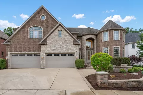 48 Baker Ln, Naperville, IL 60565