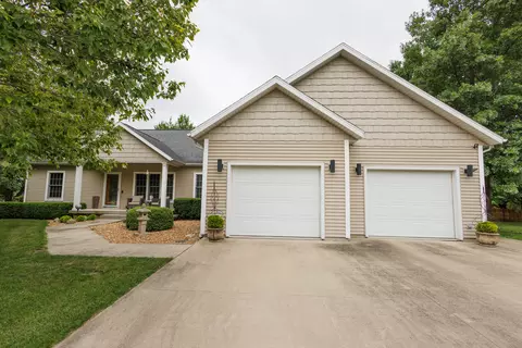 2744 S Forsythia Ln, Saint Anne, IL 60964