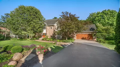 5131 Regents Park Rd, Rockford, IL 61107