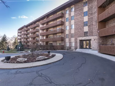 120 Lakeview Dr #124, Bloomingdale, IL 60108