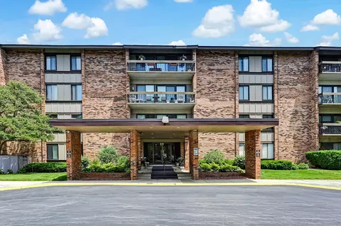 101 Lake Hinsdale Dr #204, Willowbrook, IL 60527