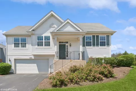 1650 Sandcastle Ln, Pingree Grove, IL 60140