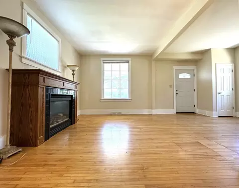 Living - 427 Moseley St, Elgin, IL 60123 photo 3 of 6