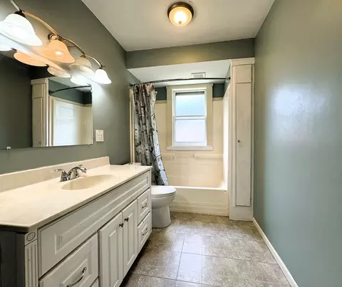 Bath - 427 Moseley St, Elgin, IL 60123 photo 2 of 2