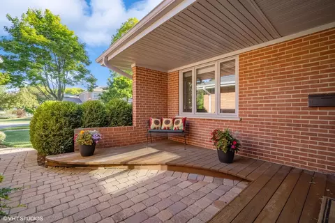 Exterior - 830 Warwick Rd, Deerfield, IL 60015 photo 4 of 8