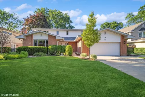 Exterior - 830 Warwick Rd, Deerfield, IL 60015 photo 2 of 8