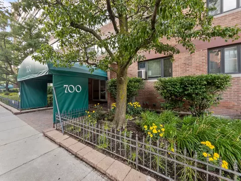 700 W Bittersweet Pl #510, Chicago, IL 60613