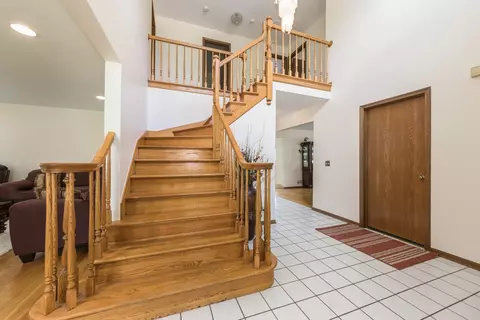 640 Regency Dr, Des Plaines, IL 60016 photo 3