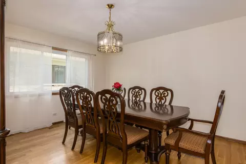 640 Regency Dr, Des Plaines, IL 60016 photo 8