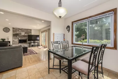 640 Regency Dr, Des Plaines, IL 60016 photo 10
