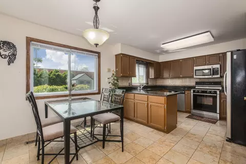 640 Regency Dr, Des Plaines, IL 60016 photo 9