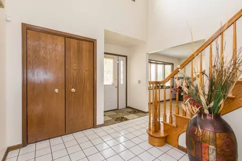 640 Regency Dr, Des Plaines, IL 60016 photo 4