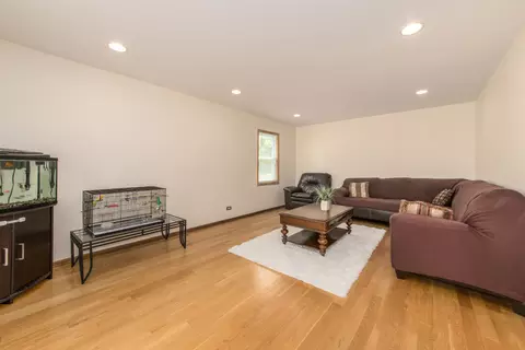 640 Regency Dr, Des Plaines, IL 60016 photo 5