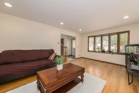 640 Regency Dr, Des Plaines, IL 60016 photo 6