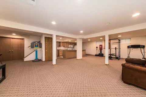 640 Regency Dr, Des Plaines, IL 60016 photo 23