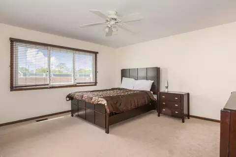 640 Regency Dr, Des Plaines, IL 60016 photo 16