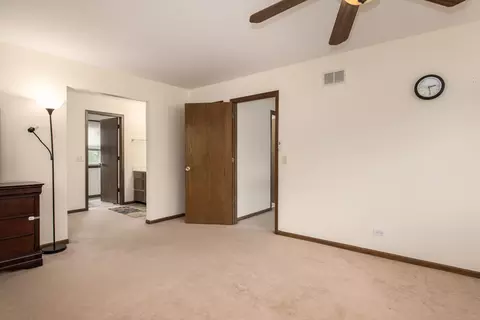 640 Regency Dr, Des Plaines, IL 60016 photo 19