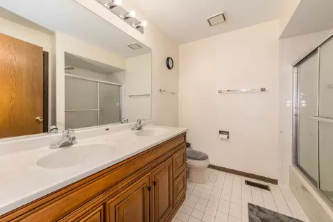 640 Regency Dr, Des Plaines, IL 60016 photo 17