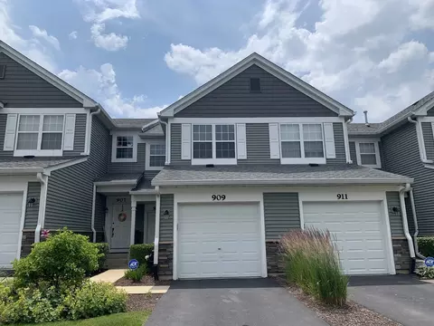 909 Genesee Dr, Naperville, IL 60563
